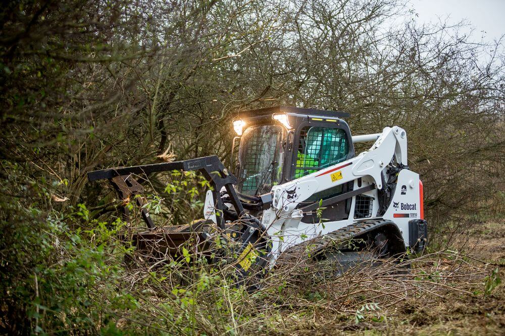 mini utovarivač bobcat T590 s grabilicom
